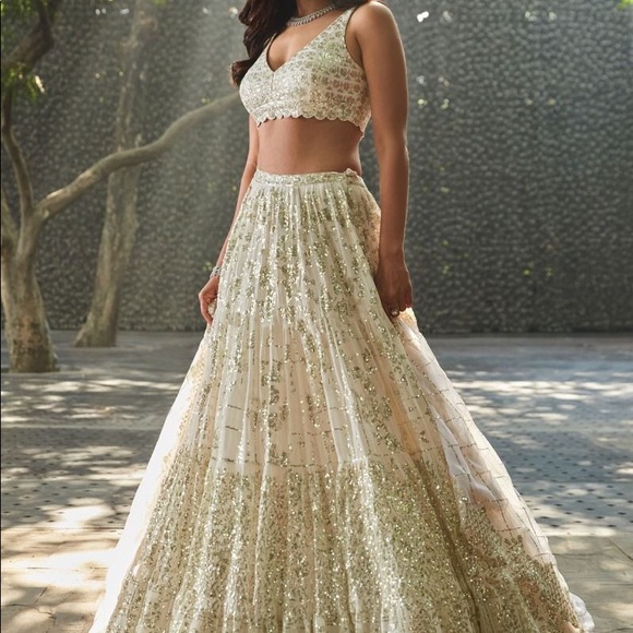 Luxury Gold Lehenga - Virsa Fashionn - Picture 3 of 5